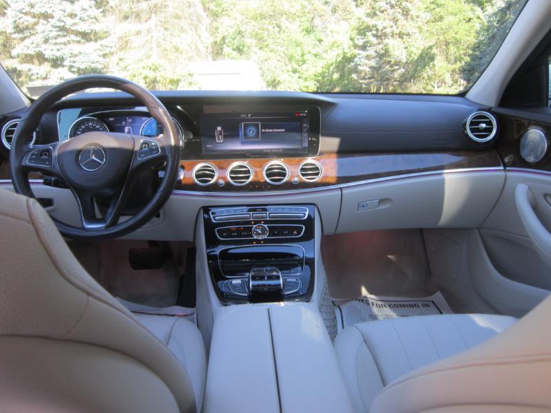 Mercedes-Benz E-Class photo 8