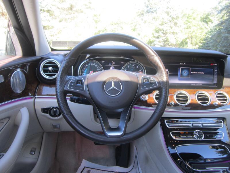 Mercedes-Benz E-Class photo 10