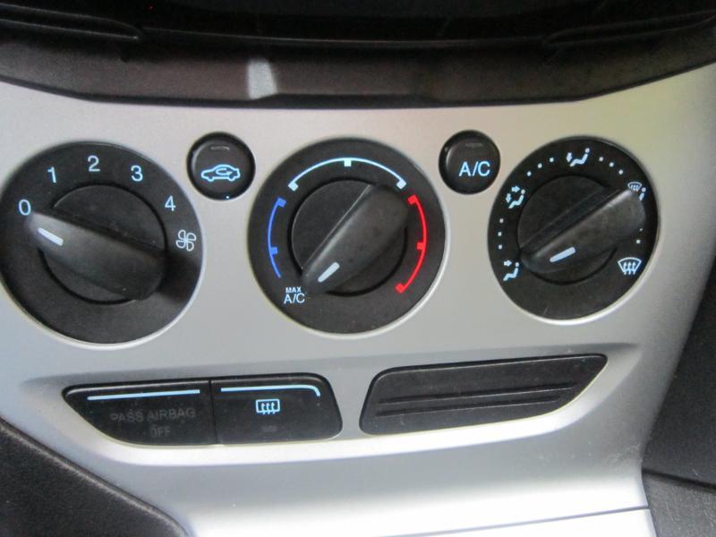 Ford Focus SE Sedan 2013