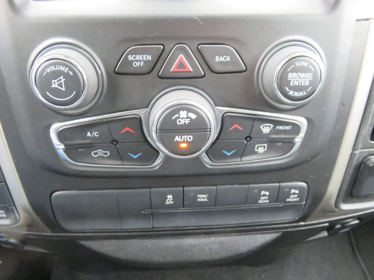 RAM 1500 Classic Big Horn 4x4 Crew Cab 6'4" Box 2019