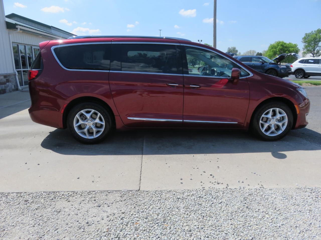 Chrysler Pacifica Touring-L Plus FWD 2017