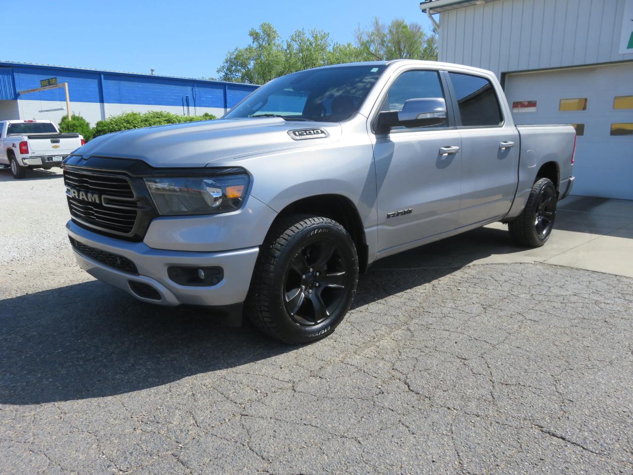 RAM 1500 Big Horn 4x4 Crew Cab 5'7" Box 2020
