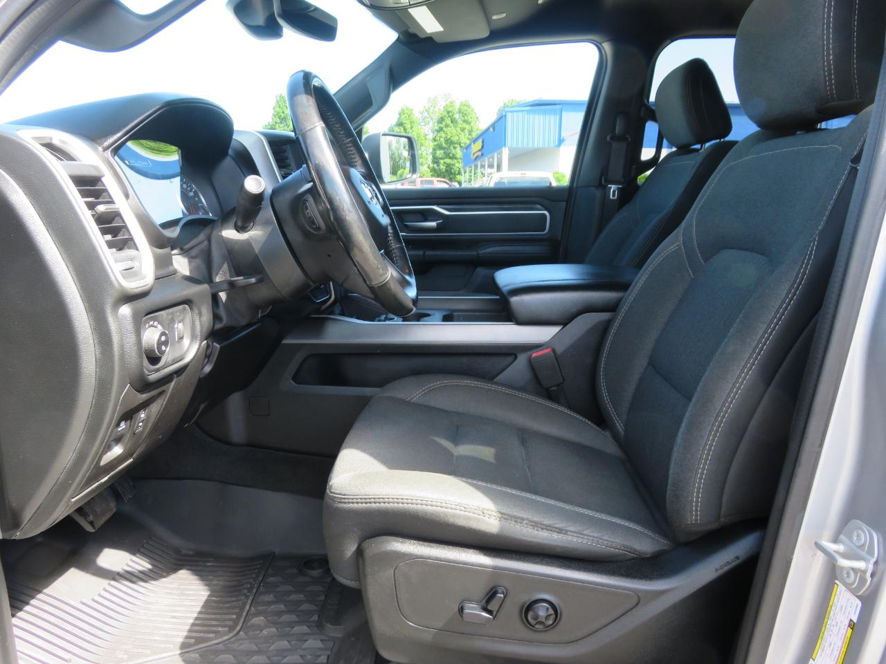 RAM 1500 Big Horn 4x4 Crew Cab 5'7" Box 2020
