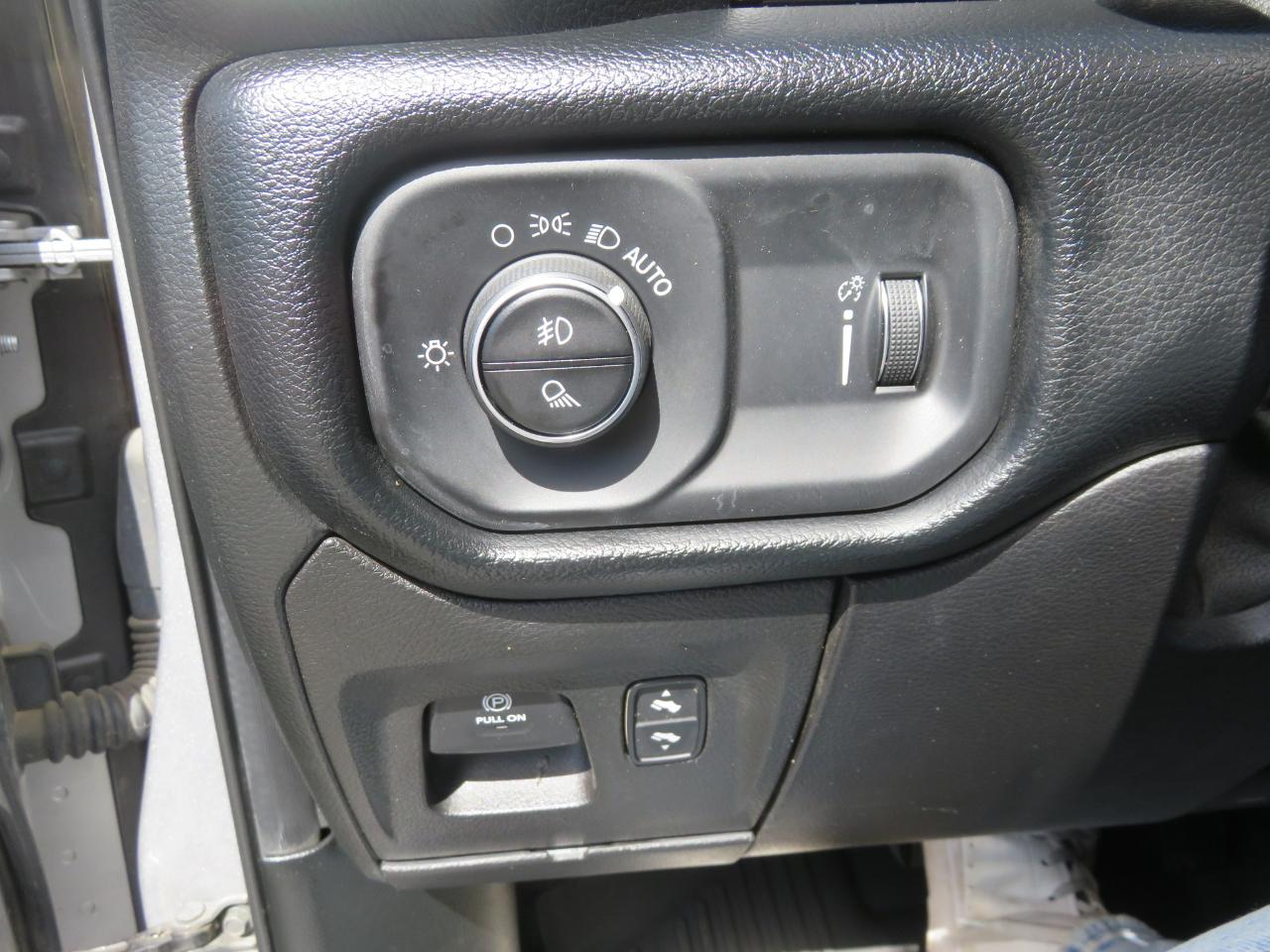 RAM 1500 Big Horn 4x4 Crew Cab 5'7" Box 2020