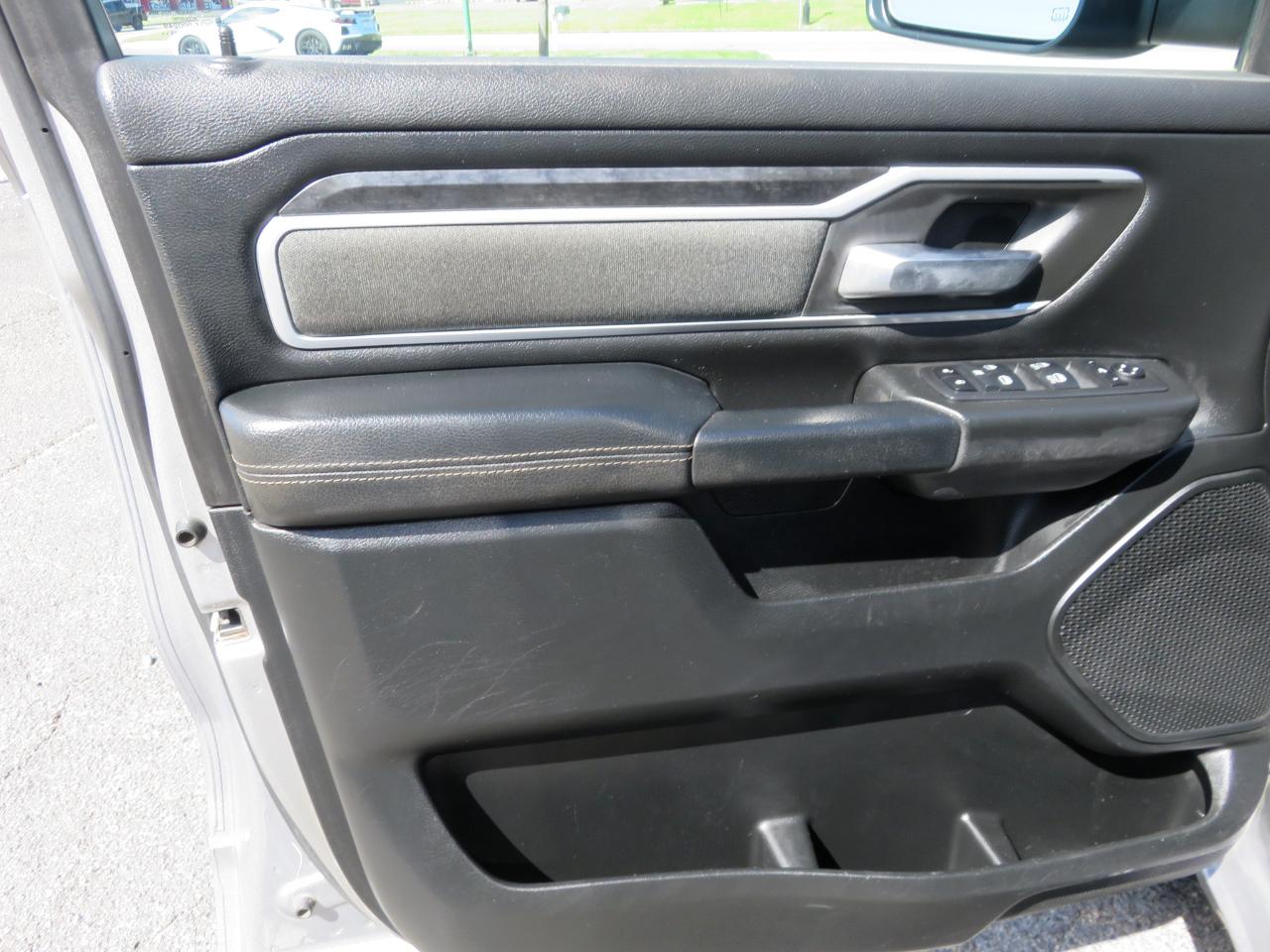 RAM 1500 Big Horn 4x4 Crew Cab 5'7" Box 2020