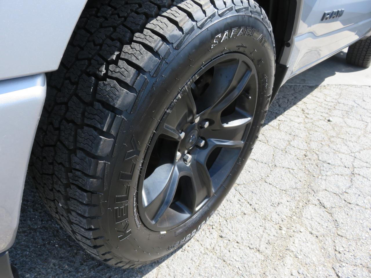 RAM 1500 Big Horn 4x4 Crew Cab 5'7" Box 2020
