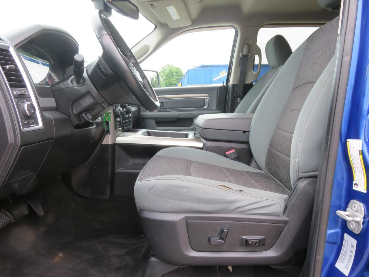 RAM 1500 Big Horn 4x4 Crew Cab 5'7" Box 2017