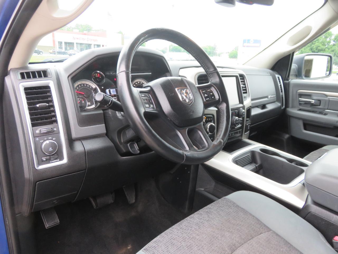 RAM 1500 Big Horn 4x4 Crew Cab 5'7" Box 2017