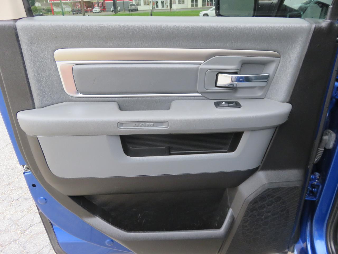 RAM 1500 Big Horn 4x4 Crew Cab 5'7" Box 2017