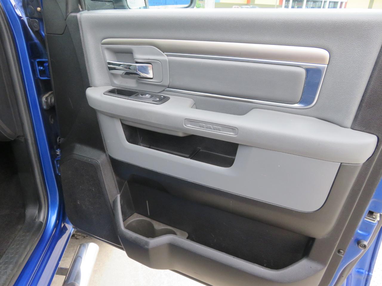 RAM 1500 Big Horn 4x4 Crew Cab 5'7" Box 2017