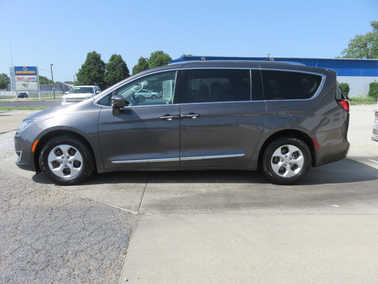 Chrysler Pacifica Touring-L Plus FWD 2017