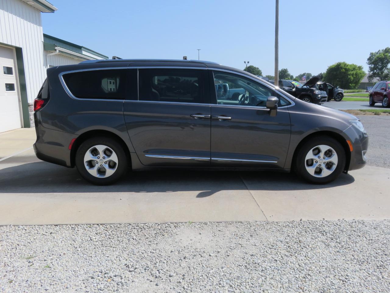 Chrysler Pacifica Touring-L Plus FWD 2017