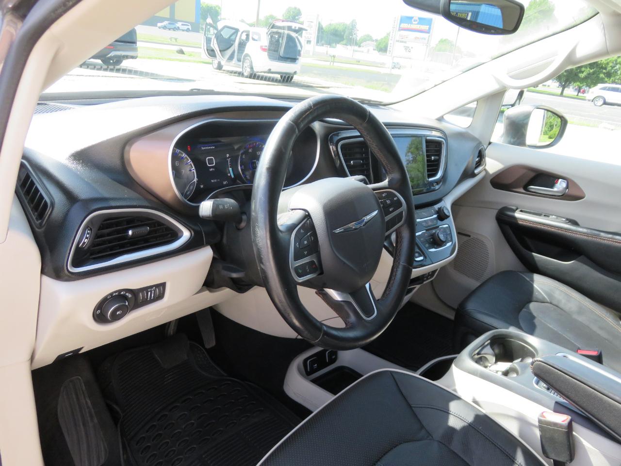 Chrysler Pacifica Touring-L Plus FWD 2017