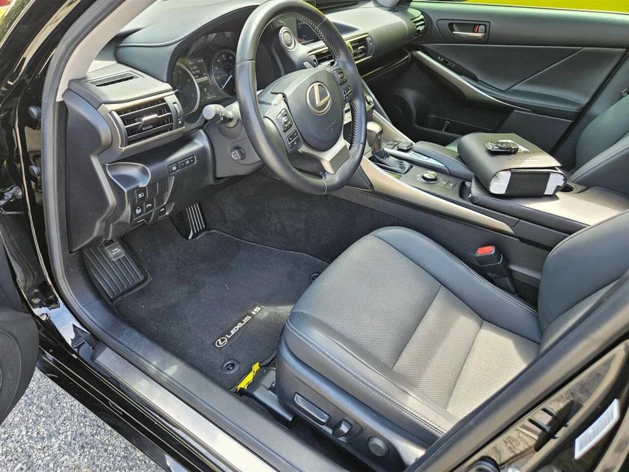 Lexus IS IS 300 RWD 2020