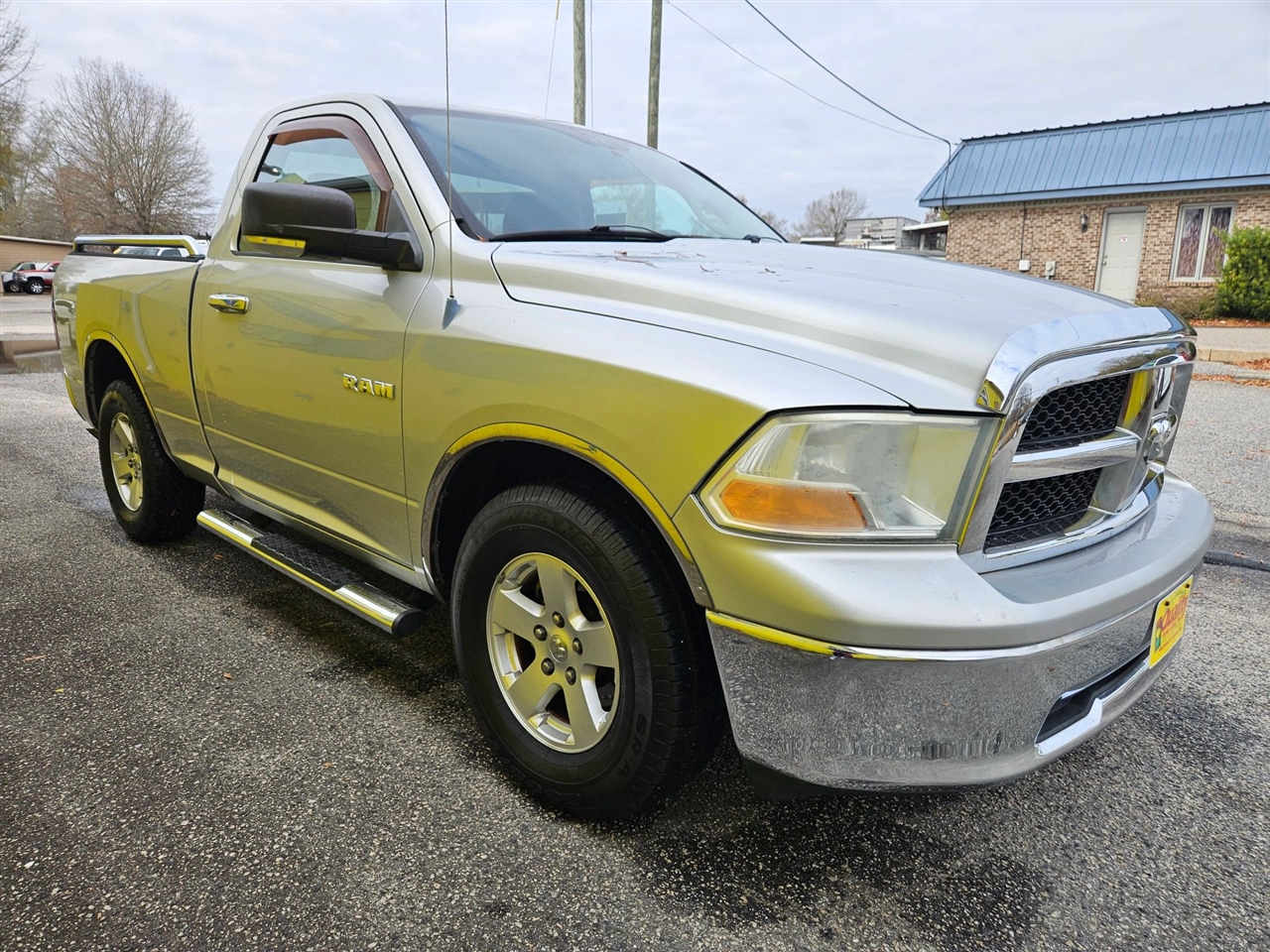 Dodge Ram 1500 2WD Reg Cab 120.5" SLT 2010