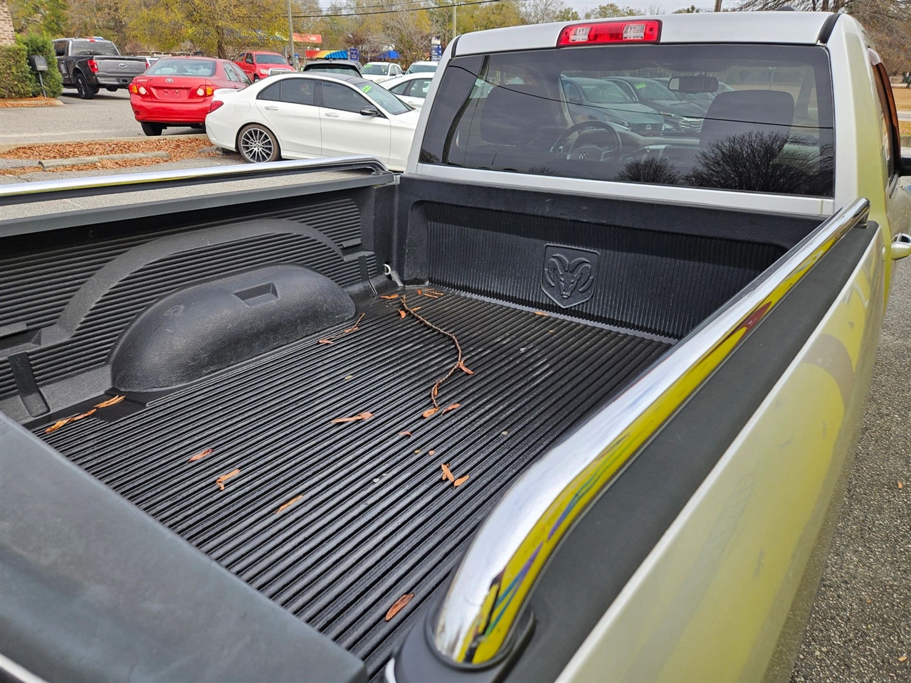 Dodge Ram 1500 2WD Reg Cab 120.5" SLT 2010