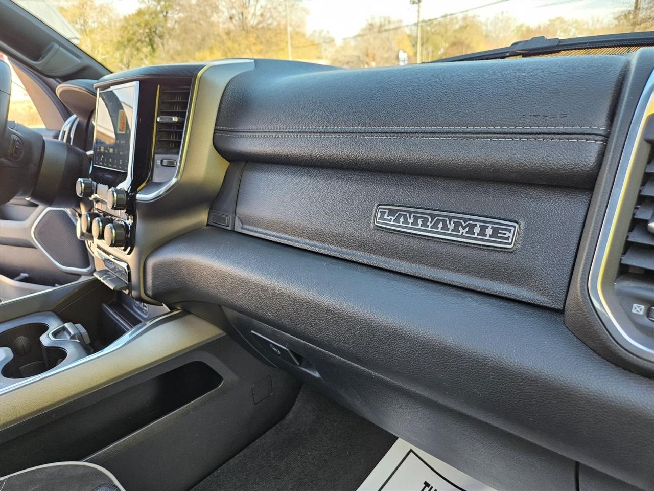 RAM 1500 Laramie 4x2 Crew Cab 5'7" Box 2024