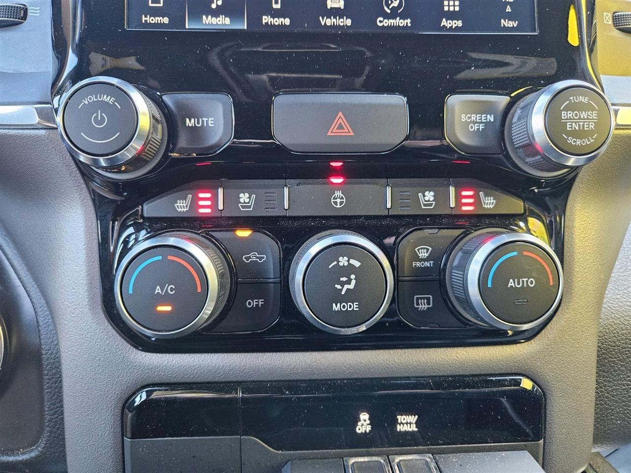 RAM 1500 Laramie 4x2 Crew Cab 5'7" Box 2024