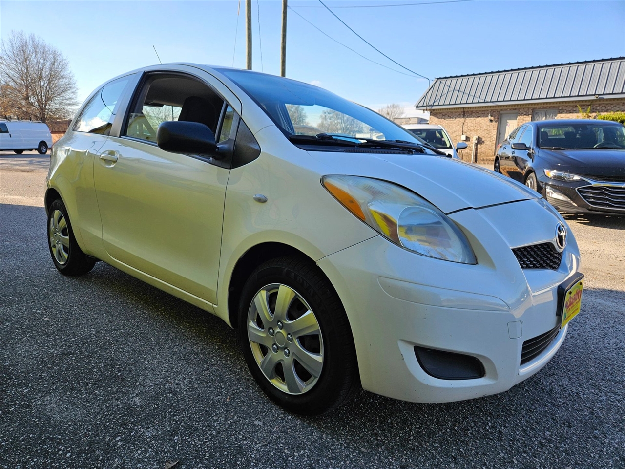 Toyota Yaris 3dr LB Man (Natl) 2010