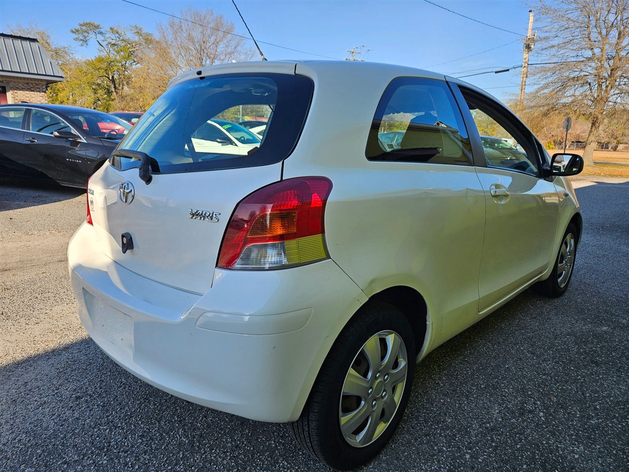 Toyota Yaris 3dr LB Man (Natl) 2010