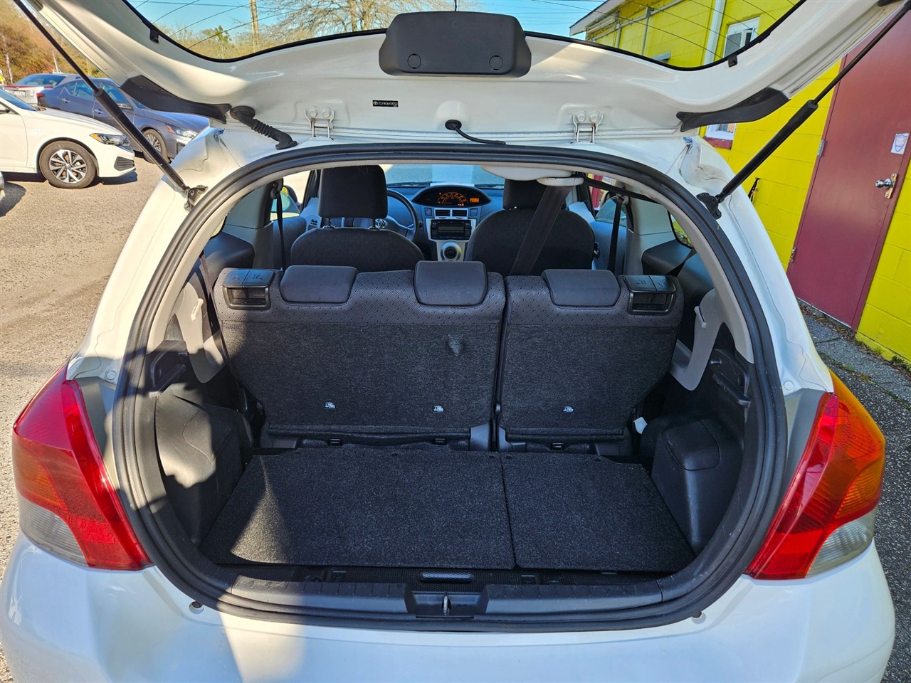 Toyota Yaris 3dr LB Man (Natl) 2010