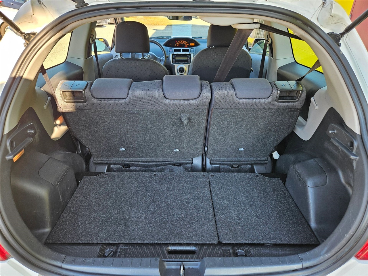 Toyota Yaris 3dr LB Man (Natl) 2010