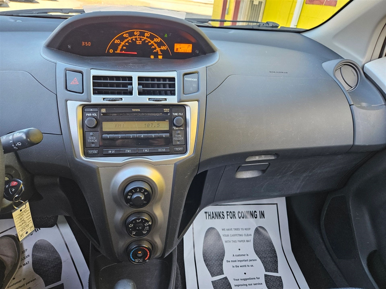 Toyota Yaris 3dr LB Man (Natl) 2010