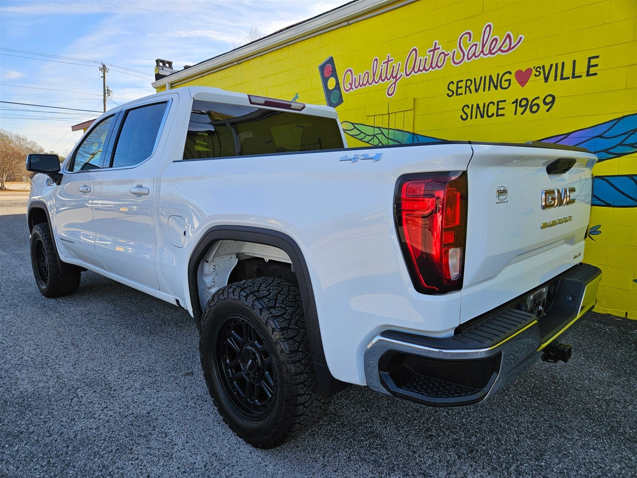GMC Sierra 1500 4WD Crew Cab 147" SLE 2023