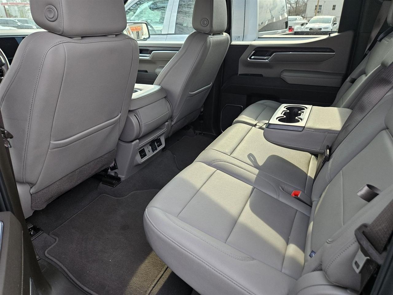 GMC Sierra 1500 2WD Crew Cab 147" SLT 2025