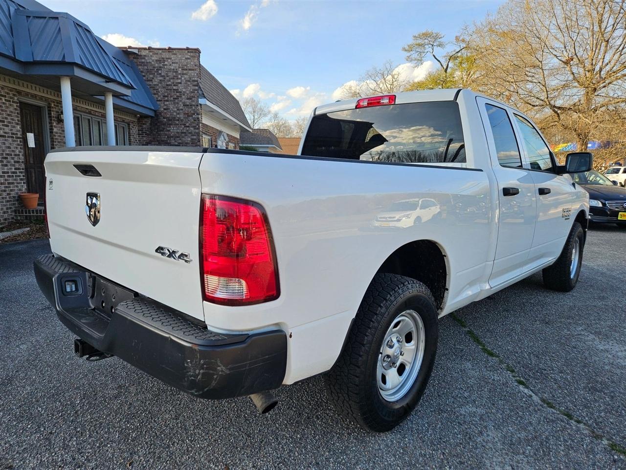 RAM 1500 Classic Tradesman 4x4 Quad Cab 6'4" Box 2022