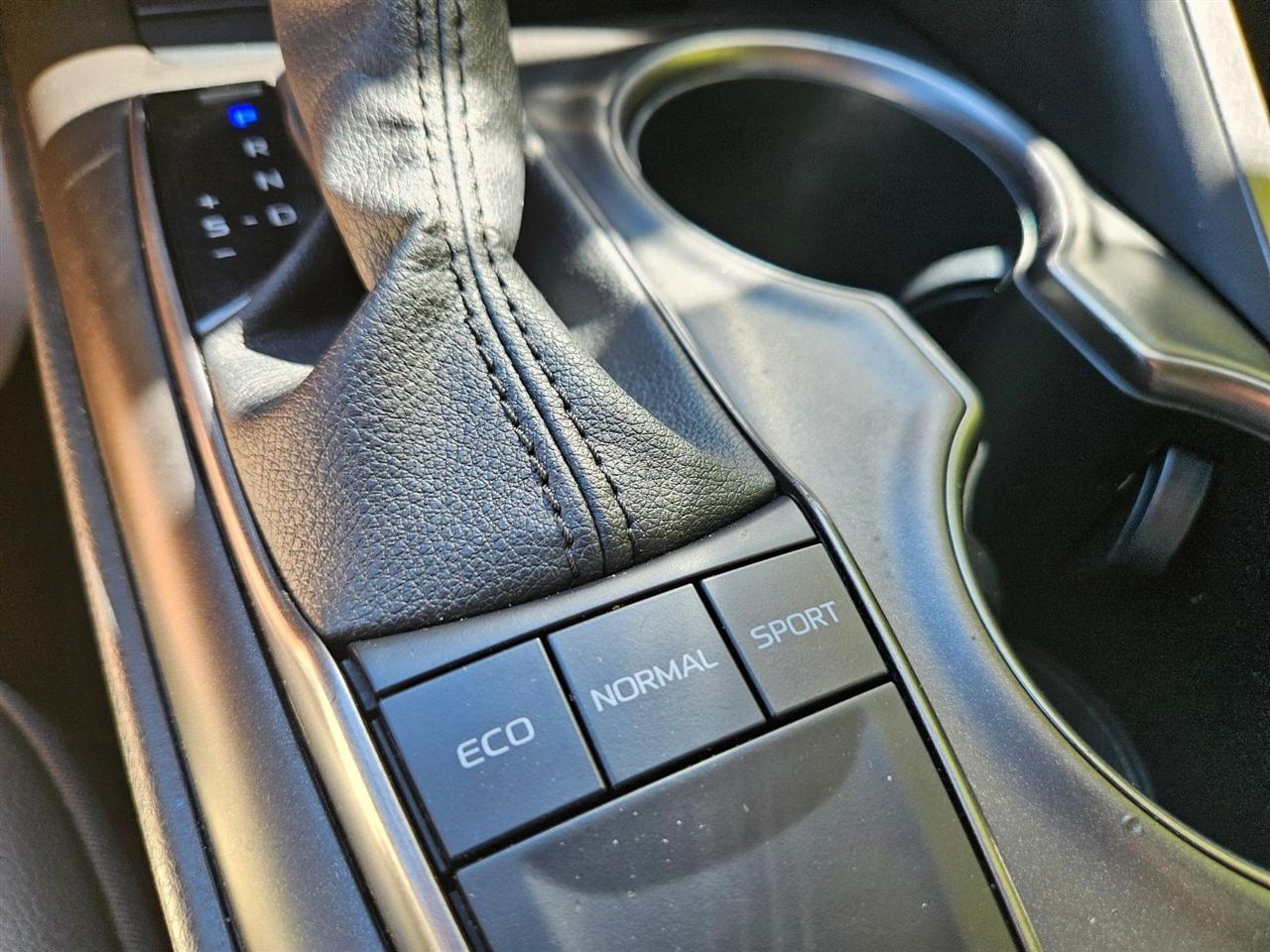 Toyota Camry Hybrid SE Nightshade CVT (Natl) 2023