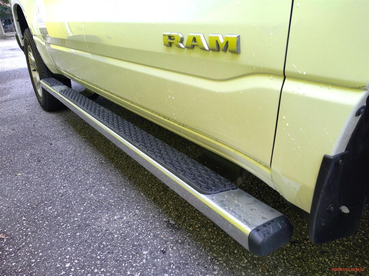 RAM 1500 Big Horn 4x2 Crew Cab 5'7" Box 2023