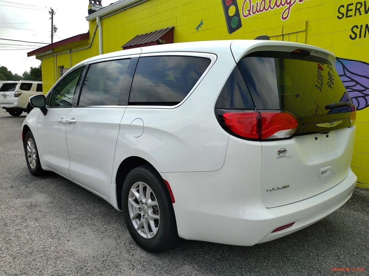 Chrysler Voyager LX FWD 2023