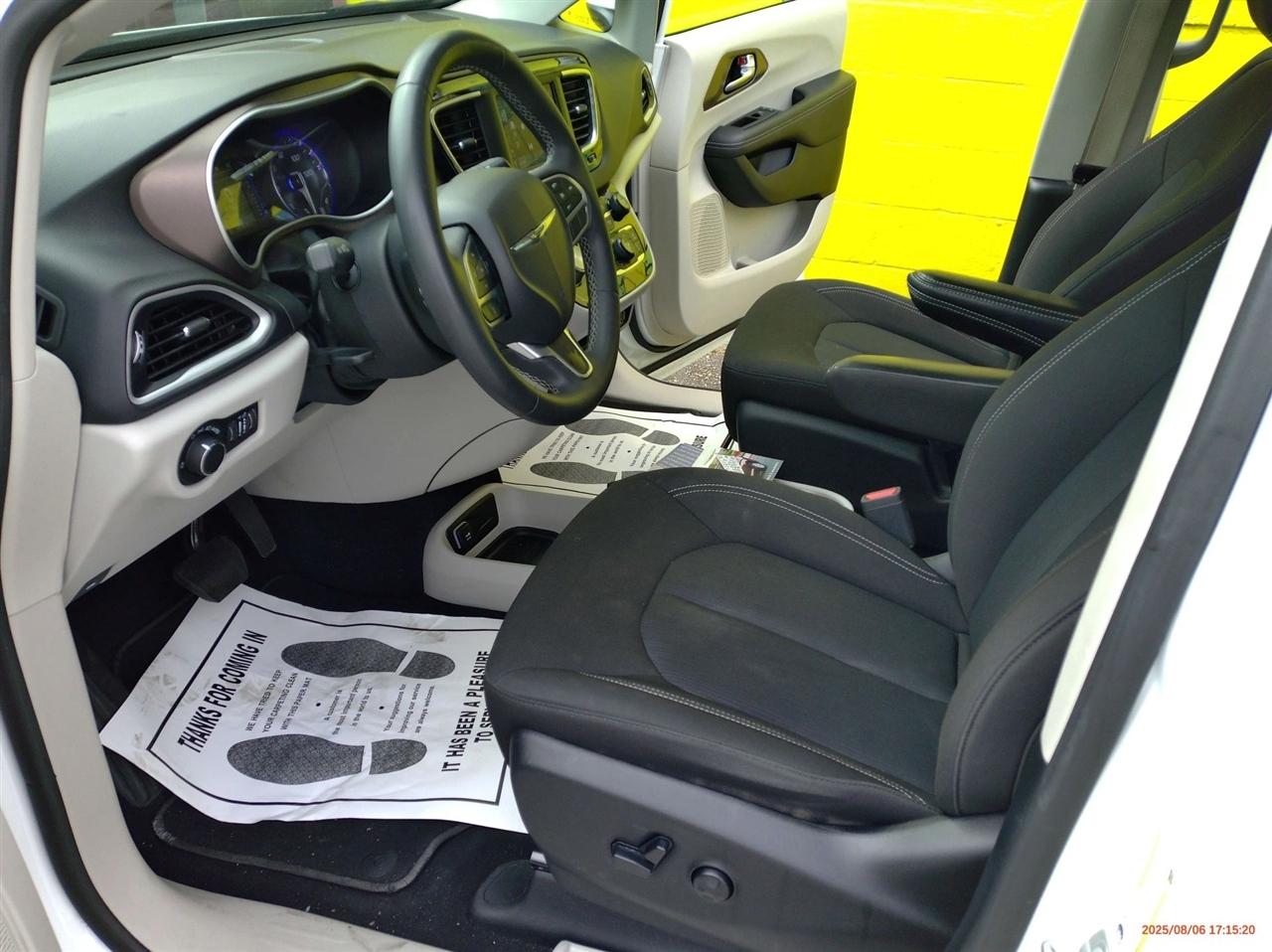 Chrysler Voyager LX FWD 2023