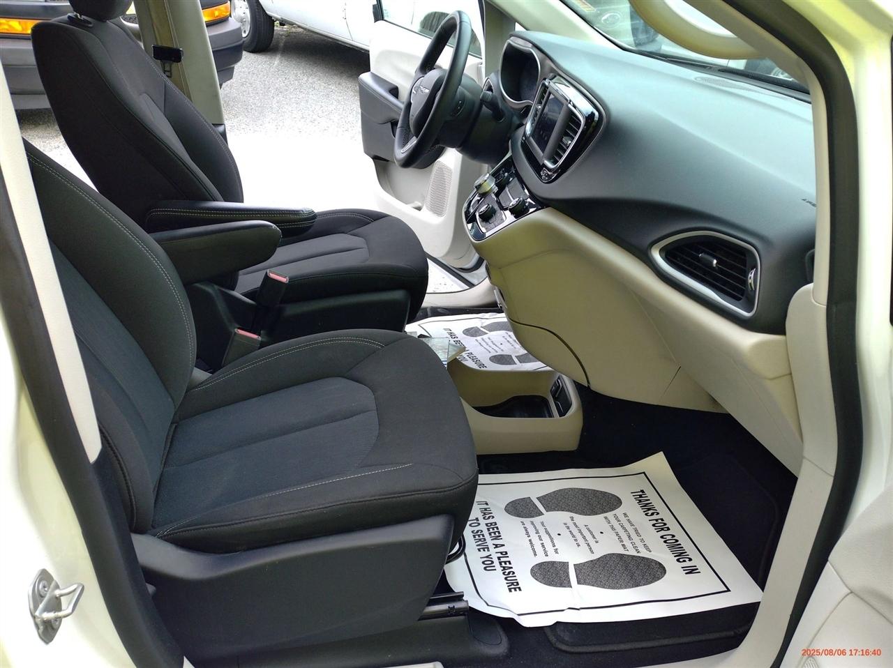 Chrysler Voyager LX FWD 2023