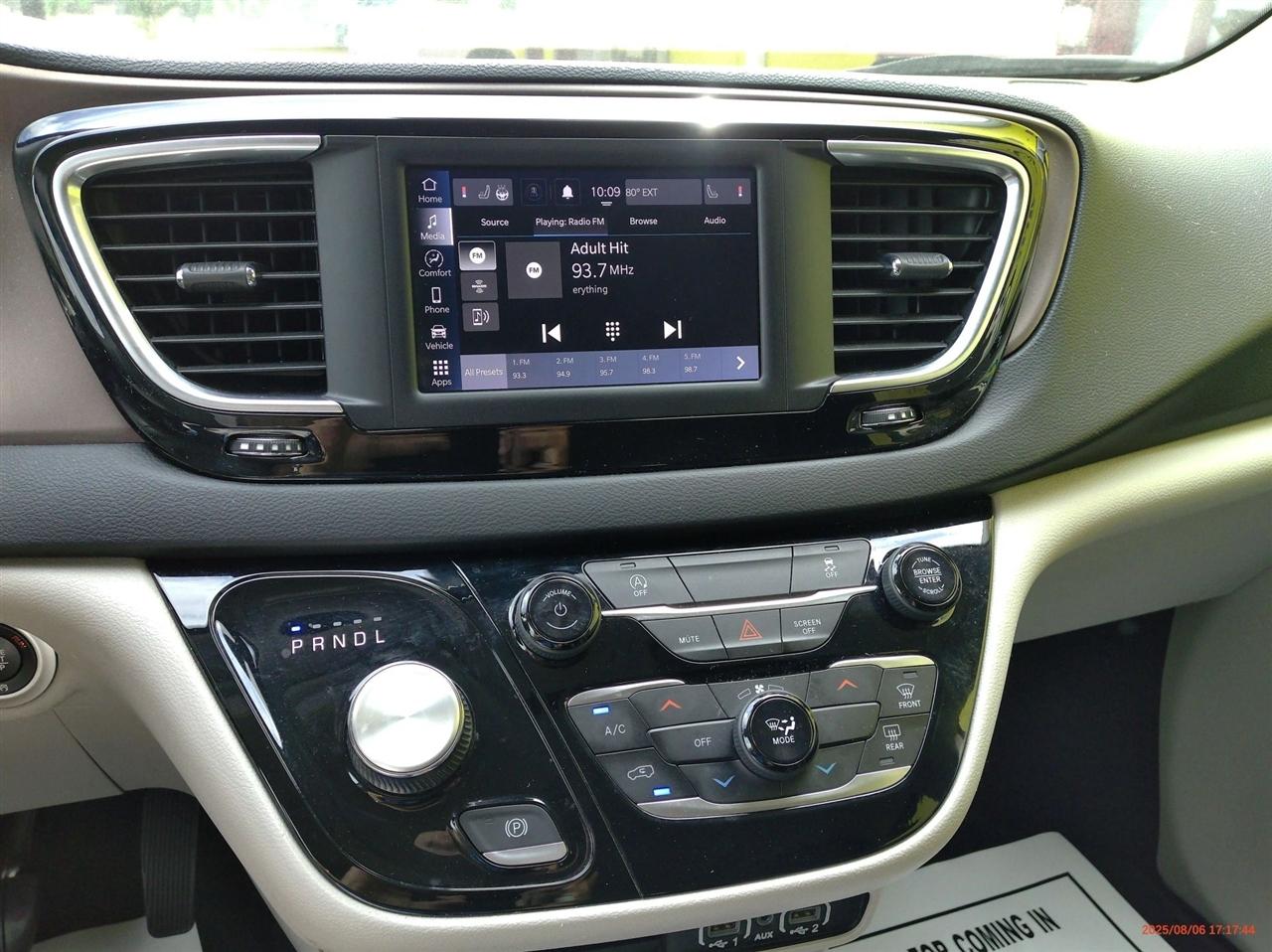 Chrysler Voyager LX FWD 2023
