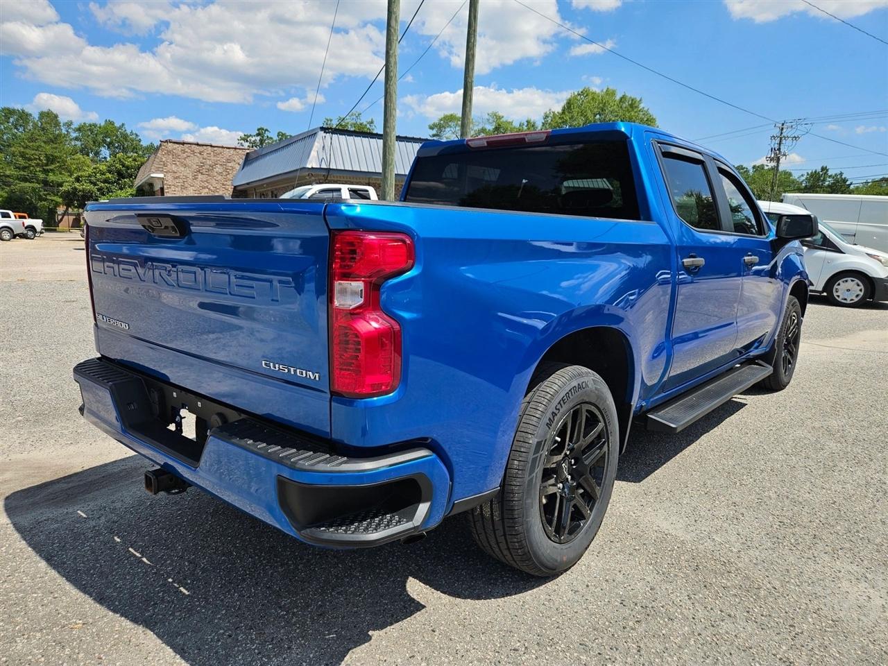 Chevrolet Silverado 1500 2WD Crew Cab 147" Custom 2023