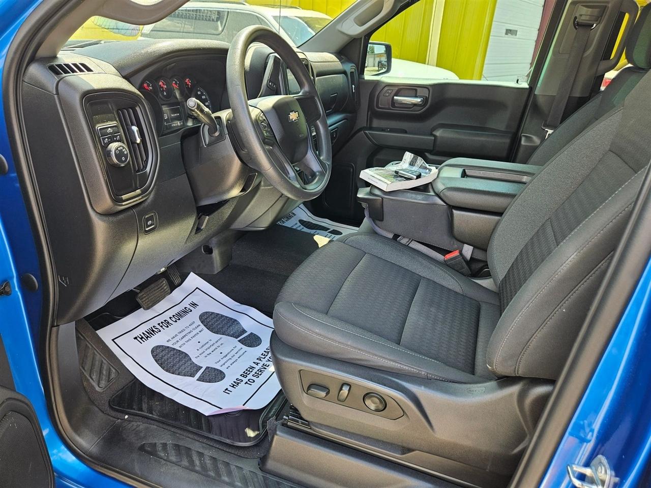 Chevrolet Silverado 1500 2WD Crew Cab 147" Custom 2023