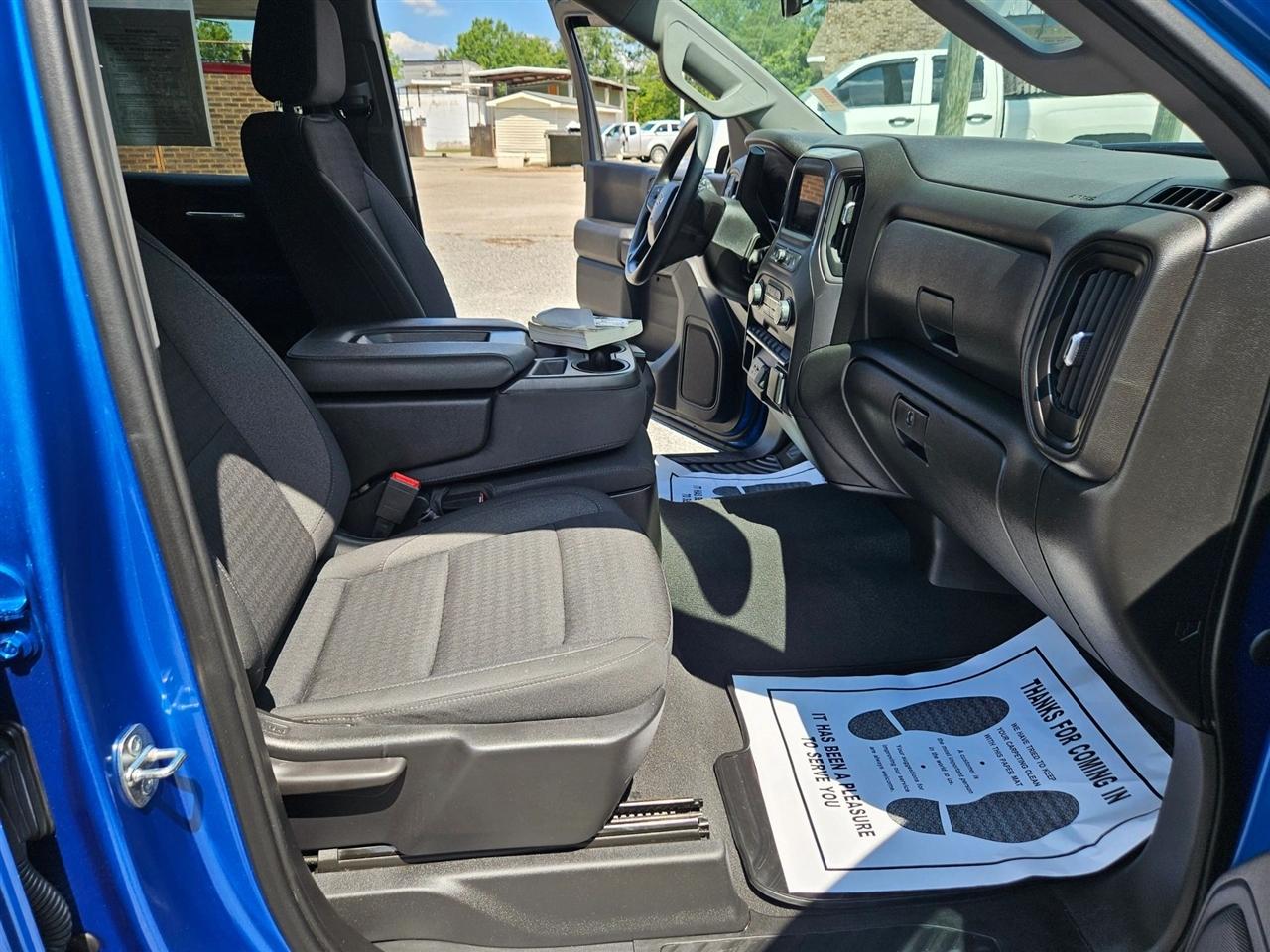 Chevrolet Silverado 1500 2WD Crew Cab 147" Custom 2023