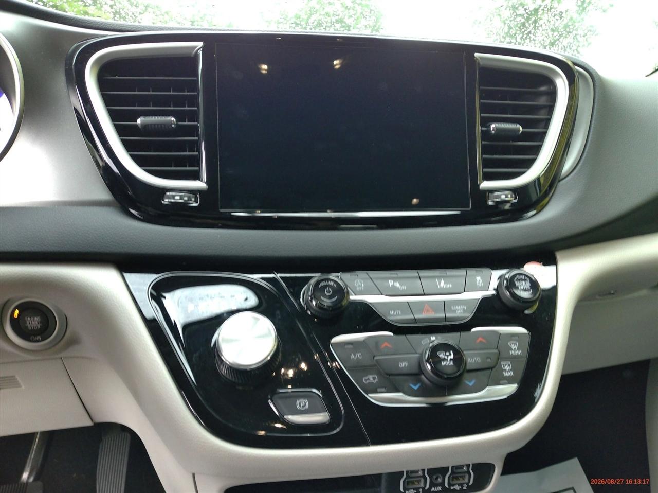 Chrysler Pacifica Touring L FWD 2024