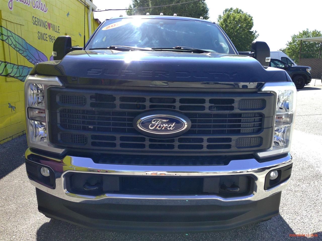 Ford Super Duty F-350 DRW LARIAT 4WD SuperCab 8' Box 2023