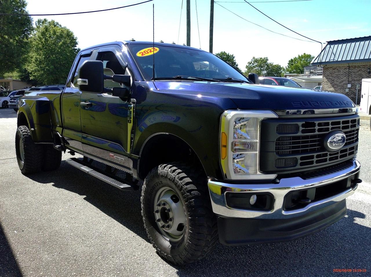 Ford Super Duty F-350 DRW LARIAT 4WD SuperCab 8' Box 2023