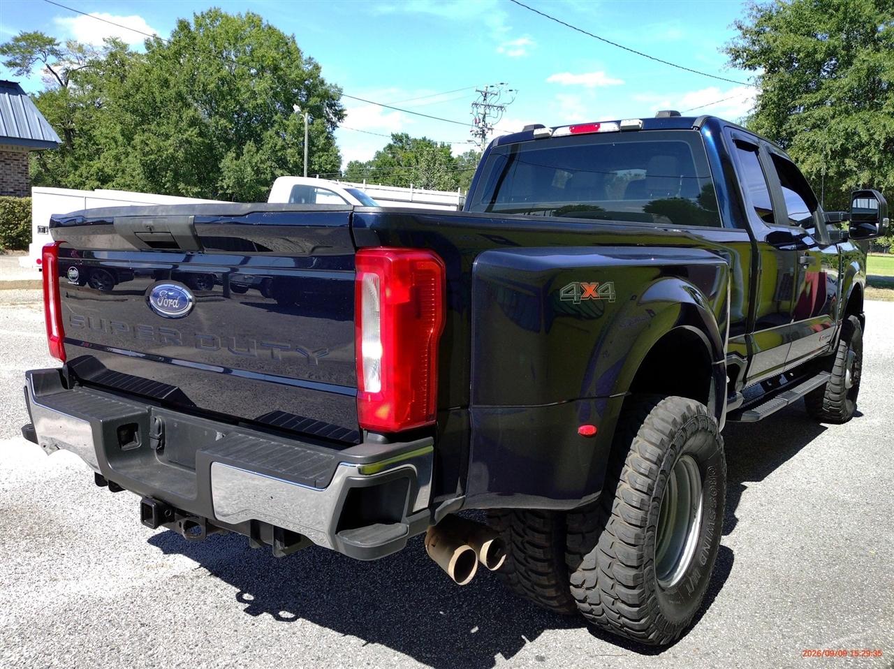 Ford Super Duty F-350 DRW LARIAT 4WD SuperCab 8' Box 2023