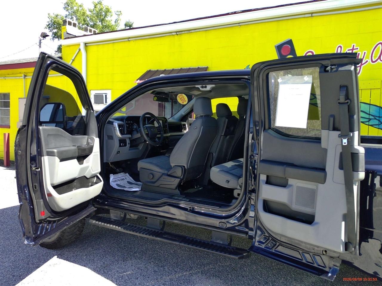 Ford Super Duty F-350 DRW LARIAT 4WD SuperCab 8' Box 2023