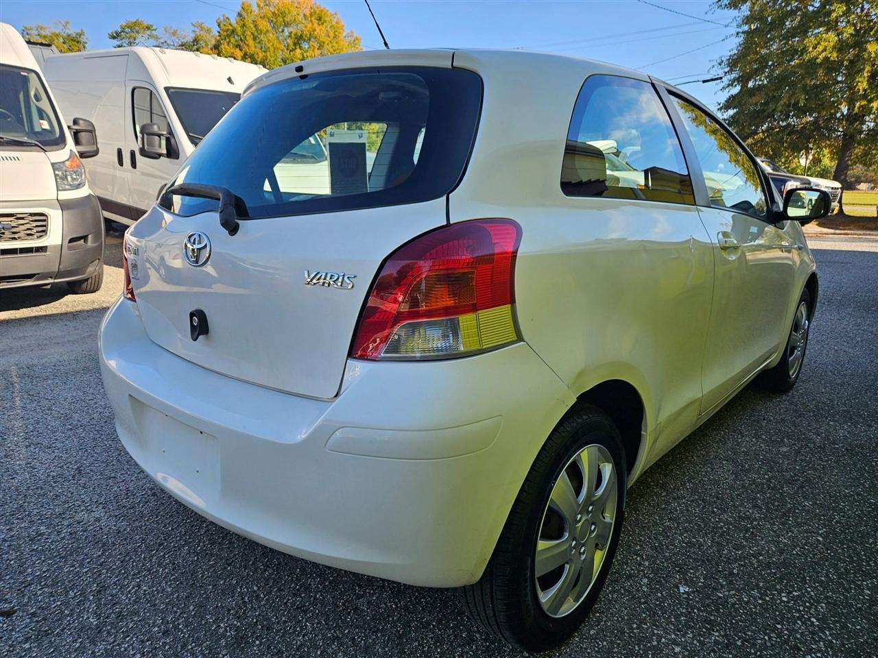 Toyota Yaris 3dr LB Man (Natl) 2010
