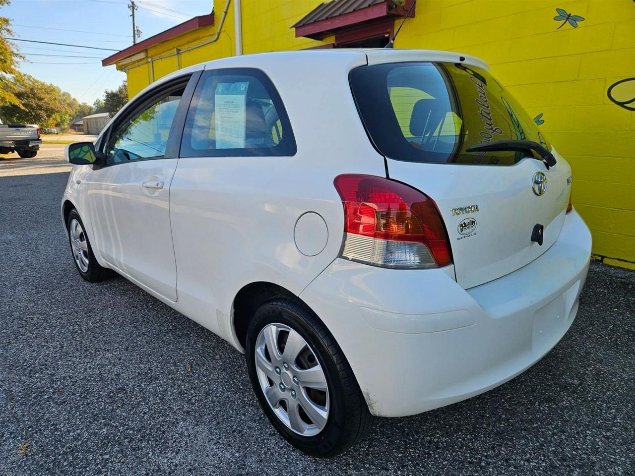 Toyota Yaris 3dr LB Man (Natl) 2010