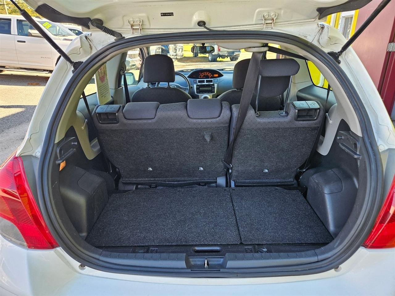 Toyota Yaris 3dr LB Man (Natl) 2010