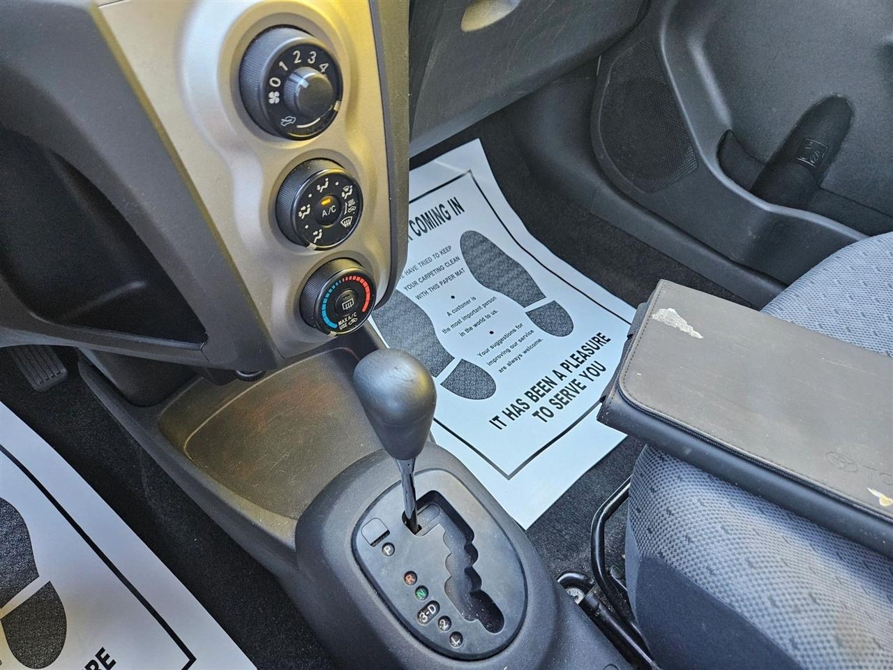 Toyota Yaris 3dr LB Man (Natl) 2010