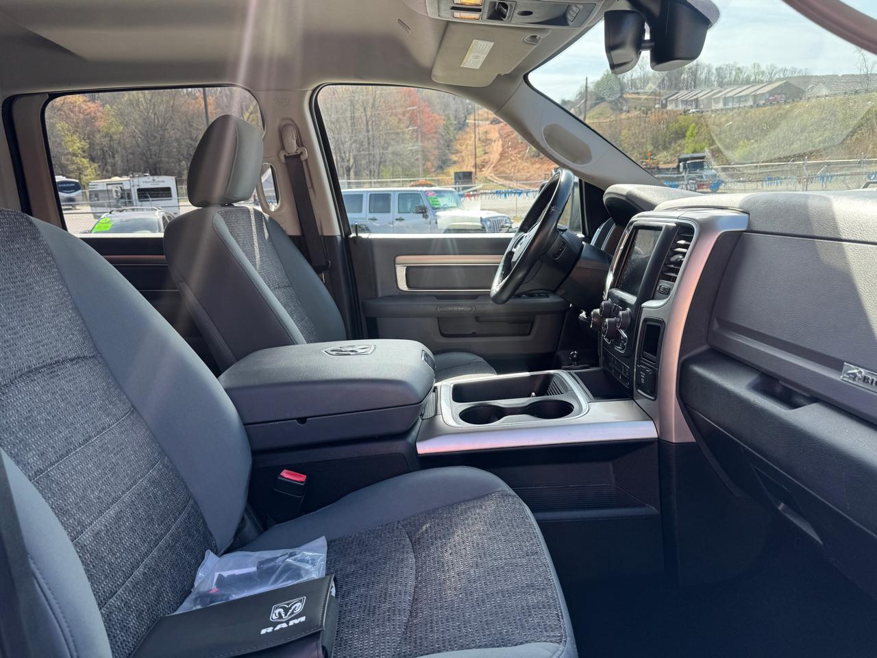 RAM 1500 Big Horn Crew Cab 4WD 2017