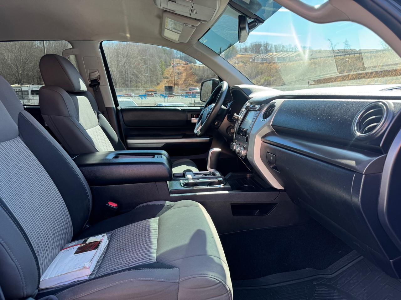 Toyota Tundra SR5 CrewMax 5.7L 4WD 2017